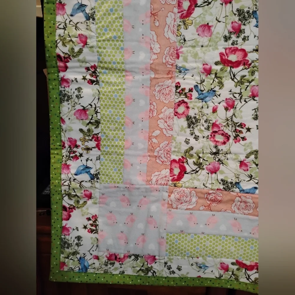 Floral Patchwork Quilt Cream & White with Green Border Baby Blanket 39' X 36'